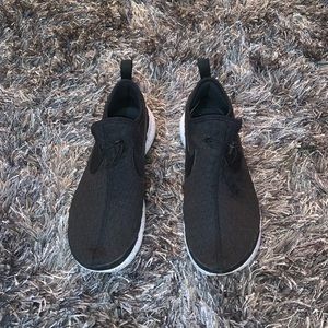 Women’s black Nike Aptare sneakers